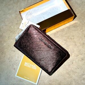 Michael Kors • Jet Set Metallic Faux Leather Card in Plum. ✨